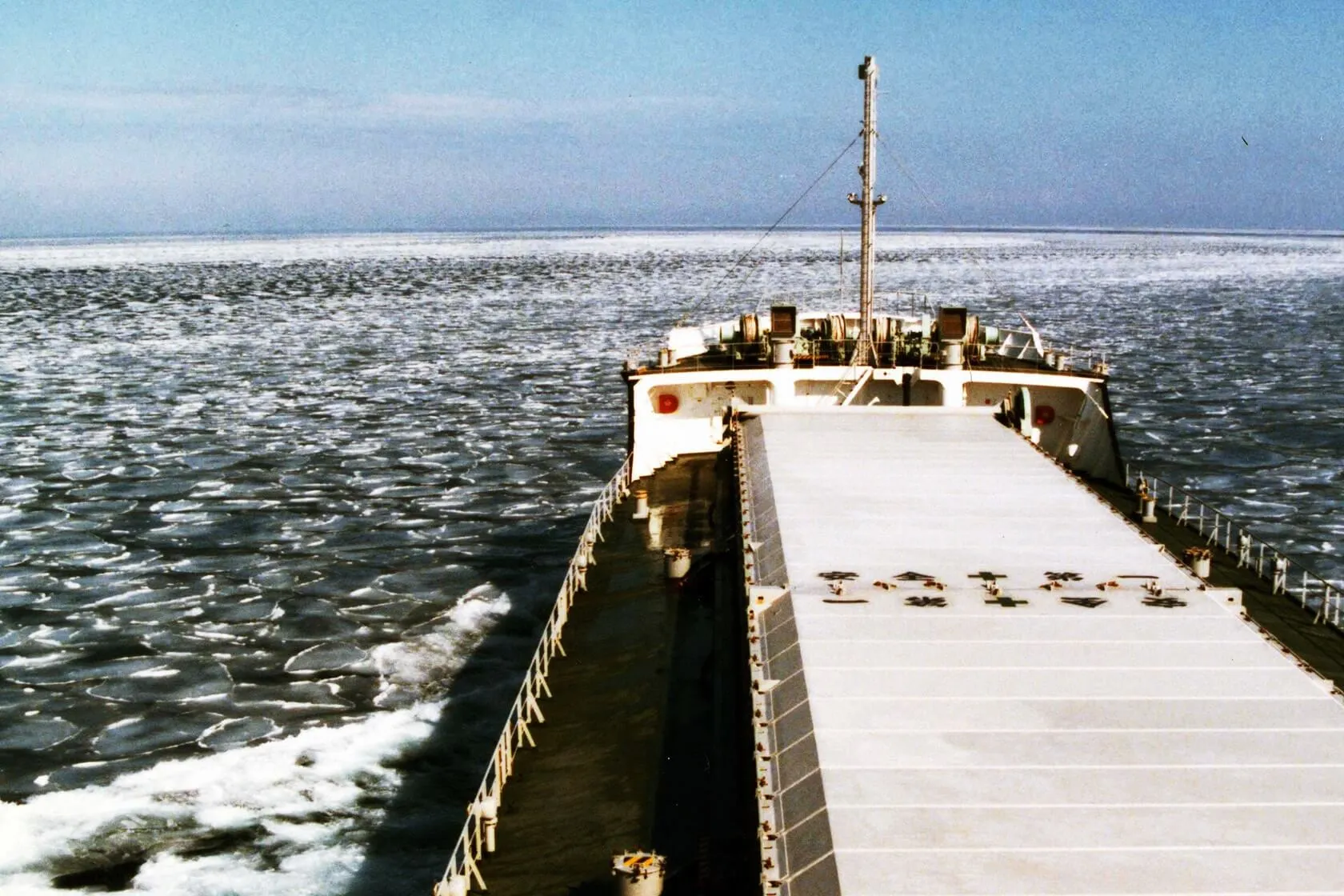 釧路沖を航行する石炭船